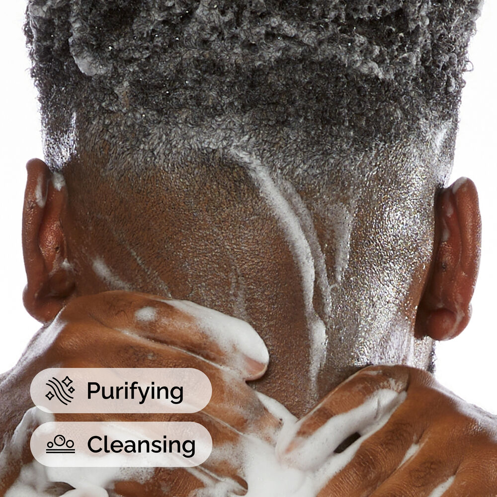 Модель моет волосы и кожу головы средством The Ordinary Sulphate 4% Cleanser for Body and Hair