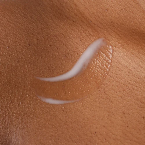 Model applying The Ordinary Niacinamide 5% Face and Body Emulsion to body skin