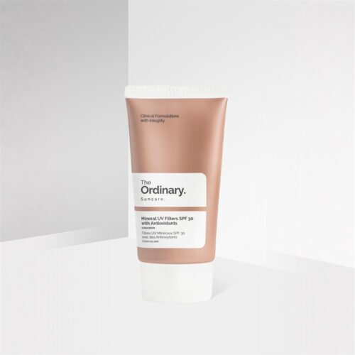 The Ordinary Mineral UV Filters SPF 30 with Antioxidants-ის 50 მლ ტუბი ნეიტრალურ სტუდიურ ფონზე