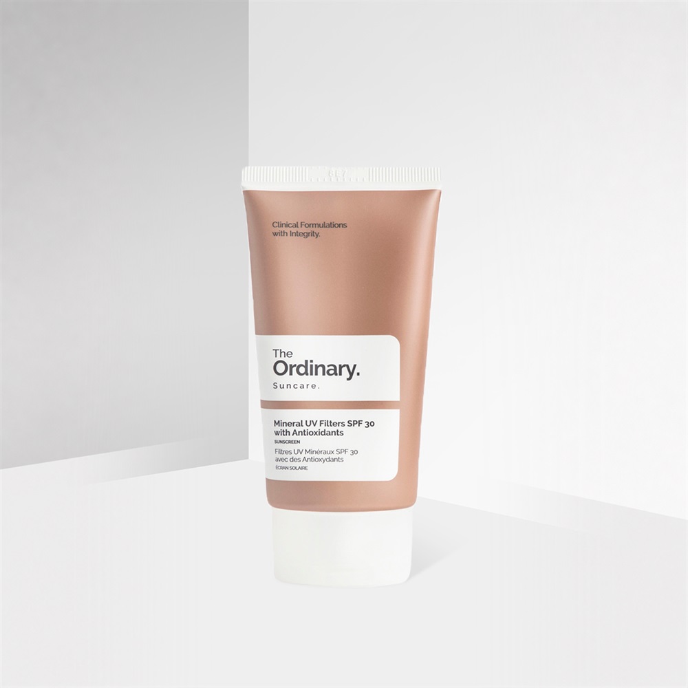The Ordinary Mineral UV Filters SPF 30 with Antioxidants-ის 50 მლ ტუბი ნეიტრალურ სტუდიურ ფონზე