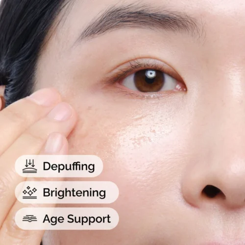 Нанесение сыворотки The Ordinary Multi-Peptide Eye Serum